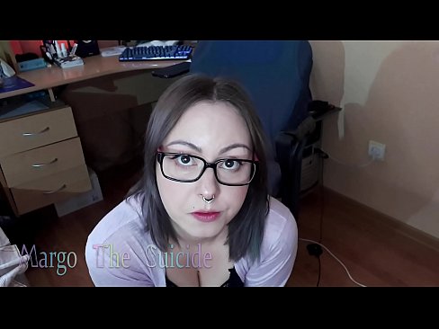 ❤️ Σέξι κορίτσι με γυαλιά πιπιλίζει Dildo βαθιά στην κάμερα ☑ Σεξ βίντεο ❌❤